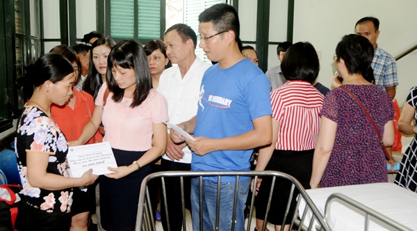Ban chấp hành Công đoàn Cơ quan thăm và tặng quà cho bé Thanh Mai